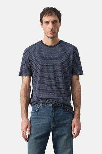 T-shirt bleu rayé de MANGO, vu de dos, associé à un jean.