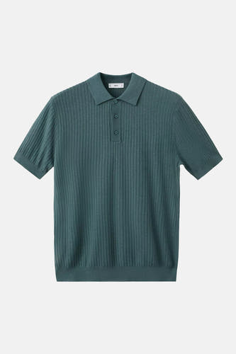 Polo verte MANGO de couleur verte avec texture côtelée, manches courtes et col classique.