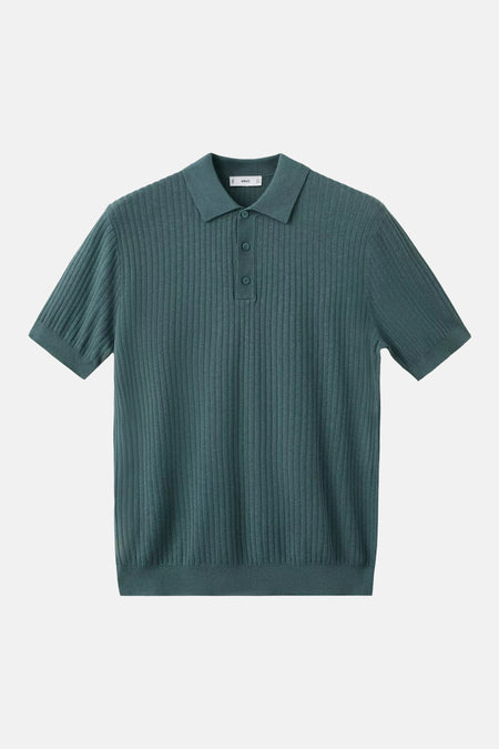 Polo verte MANGO de couleur verte avec texture côtelée, manches courtes et col classique.