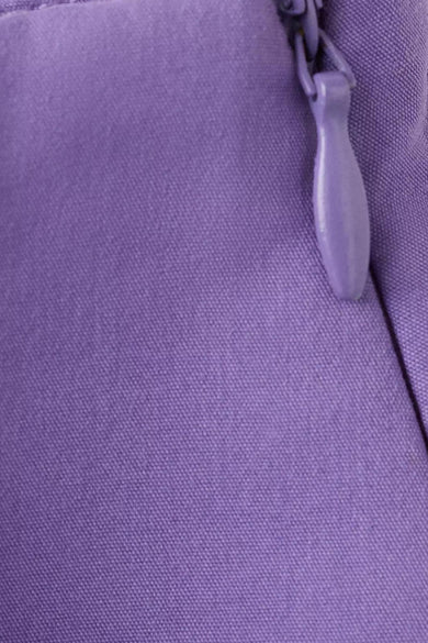 Paarse rok van MANGO met fijne textuur en zichtbare rits met paarse trekker, close-up detail