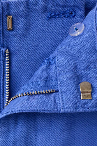 Blauwe rok van MANGO met textuur, goudkleurige rits en knopen, close-up detail