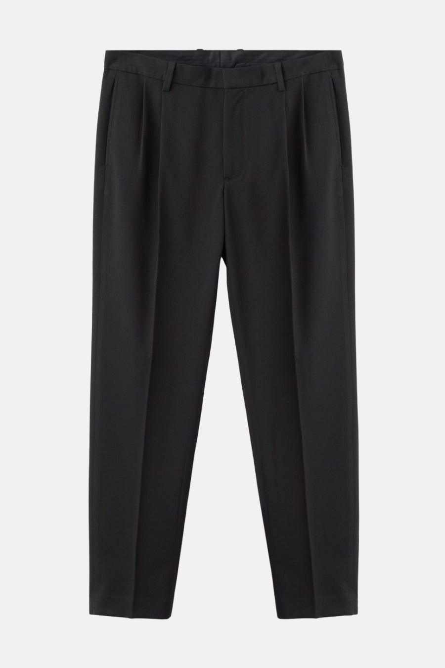 Pantalon noir de MANGO, avec plis et une jambe droite.