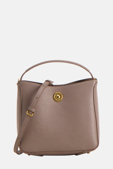 Sac bandoulière beige de MANGO, avec une texture granuleuse et une silhouette arrondie.