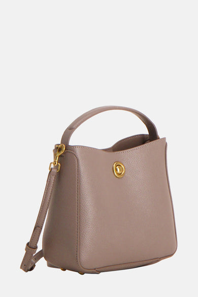 Sac bandoulière beige de MANGO, avec une texture granuleuse, des détails dorés et une bandoulière ajustable.