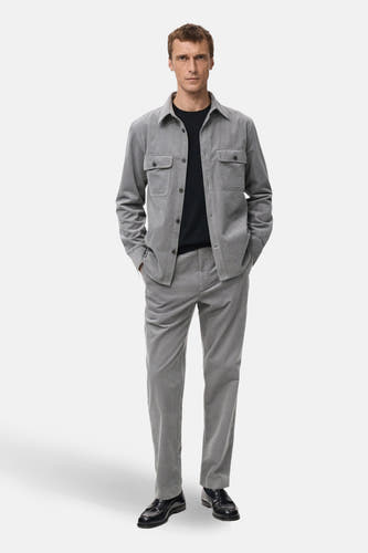 Chemise grise à manches longues de MANGO, avec col boutonné, poches poitrine et texture côtelée.
