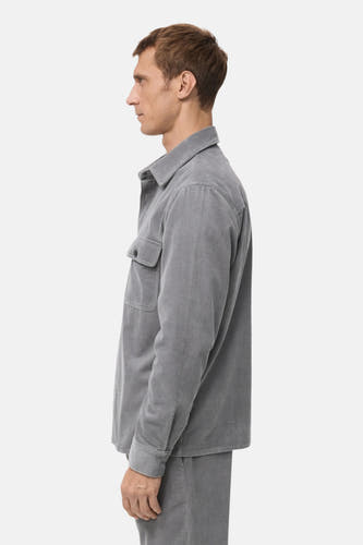 Chemise grise à longues manches de MANGO, texture corduroy et poche poitrine, en vue latérale.