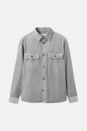 Chemise grise à manches longues de MANGO, avec poches po po et fermeture à boutons.