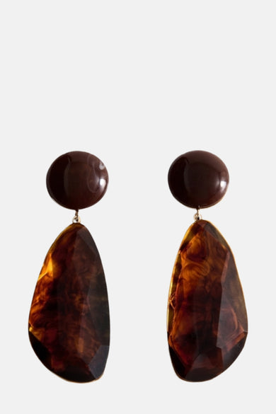 Bruine oorringen van MANGO met harsachtige hangers in een gemarmerd patroon.
