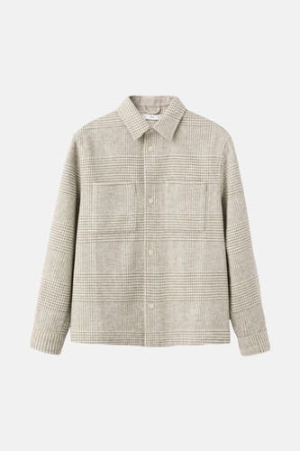 Manteau court beige de MANGO avec un motif de fenêtre subtil et des poches brodées.