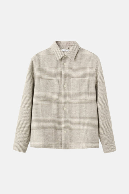 Beige korte jas van MANGO met een subtiel ruitpatroon en opgestikte zakken.