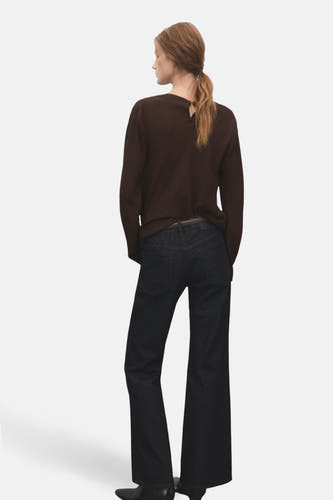 Bruine blouse met lange mouwen van MANGO, gezien van achteren met een bruine riem en donkere jeans.