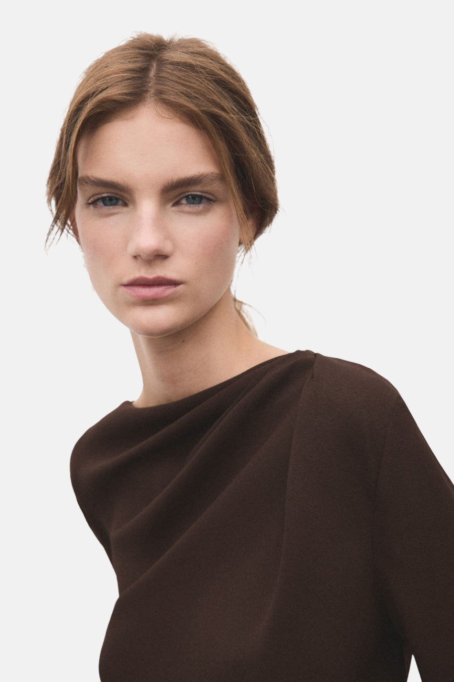 Blouse brune à longues manches de MANGO, avec une encolure drapée.