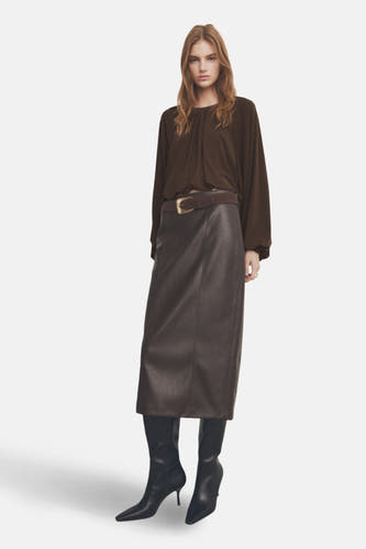 Blouse brune à longues manches de MANGO, modèle drapé avec un col rond et des longues manches.