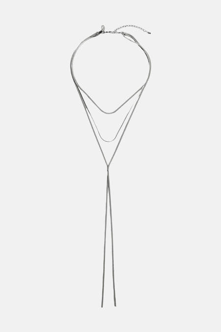 Longe collier argenté de MANGO avec chaîne fine et fermoir mousqueton.