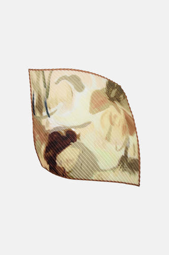 Gele zomersjaal van MANGO, met abstracte bloemenprint en geplooide textuur.