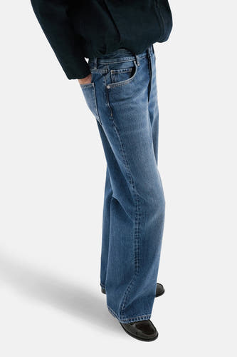 Rechte jeans van blauw denim van MANGO, met een vijf-pocket design en relaxte pasvorm.