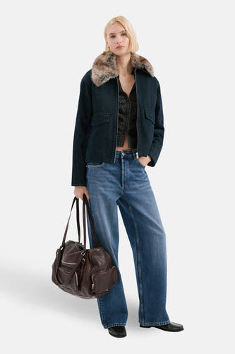 Mid blue denim rechte jeans van MANGO, gecombineerd met een donkerblauwe jas met een bontkraag.
