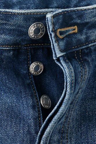 NEWYORK jeans van MANGO in mid blue denim met knoopsluiting en stiksels.
