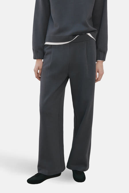 Blauwe joggingbroek van MANGO, met wijde pijpen en een geplooide tailleband.