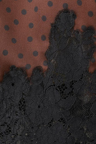 Jupe courte marron de MANGO, avec des pois noirs et des détails en dentelle noire.