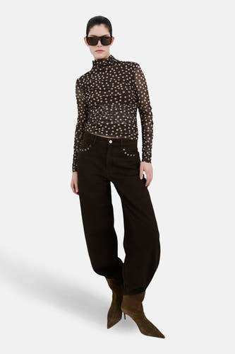 T-shirt marron à manches longues de MANGO, à motif à pois et porté avec un pantalon marron.