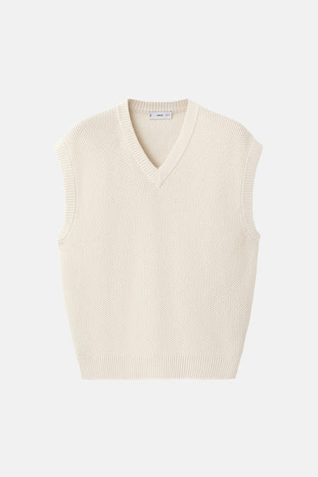 Débardeur écru de MANGO avec un col en V et une subtile texture tricotée.