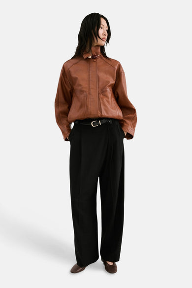 Zwarte broek van MANGO, met wijde pijpen en een zwarte riem met zilveren gesp.