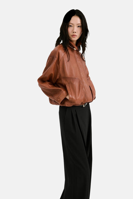 Zwarte broek van MANGO, met wijde pijpen en een riem rond de taille.
