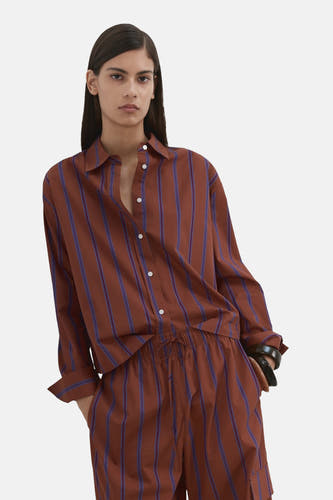 Chemise multicolore à manches longues de MANGO, à rayures verticales et coupe courte, vue de dos.