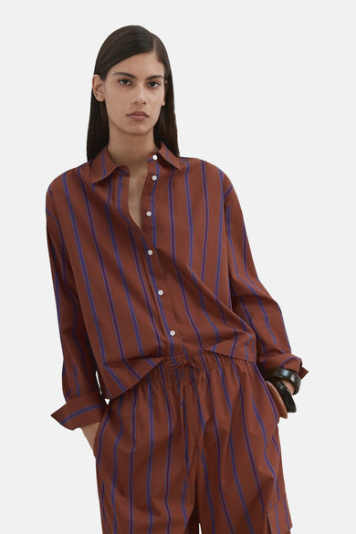 Chemise multicolore à manches longues de MANGO, à rayures verticales et coupe courte, vue de dos.