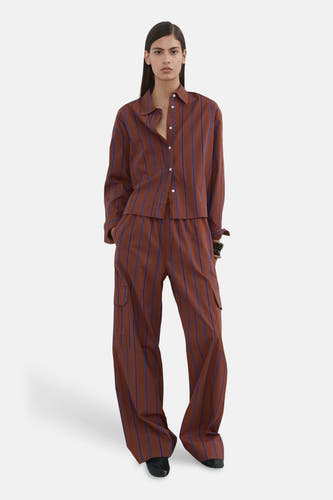 Chemise multicolore à manches longues de MANGO, à rayures verticales et portée avec un pantalon assorti.