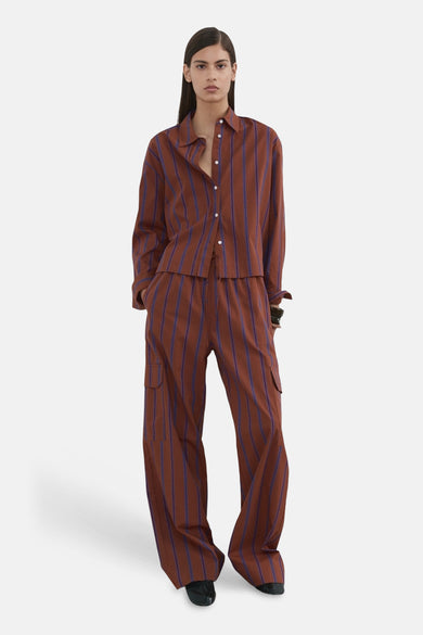 Chemise multicolore à manches longues de MANGO, à rayures verticales et portée avec un pantalon assorti.