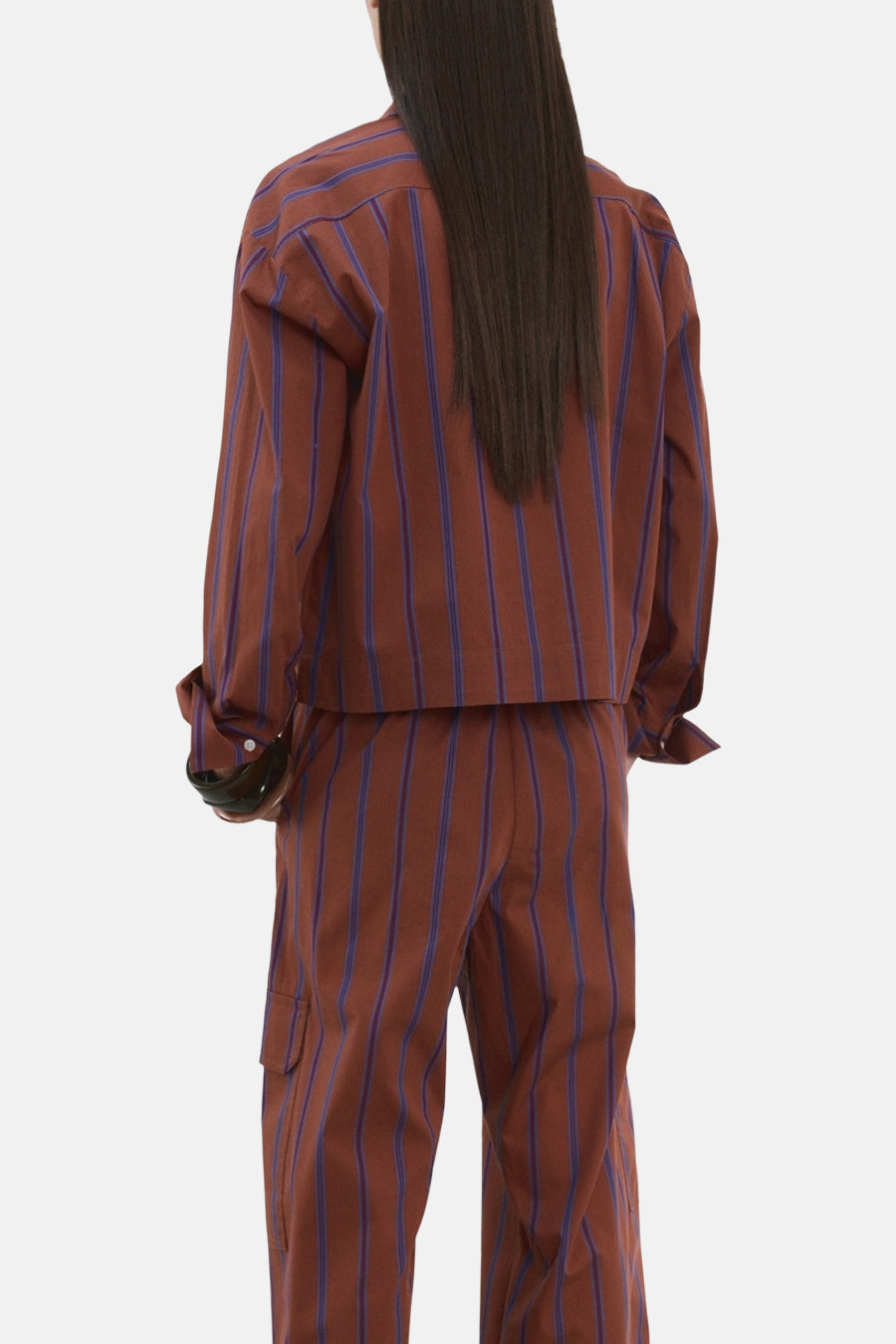 Meerkleurig hemd met lange mouwen van MANGO, met verticale strepen en een cropped ontwerp, gezien van achteren.
