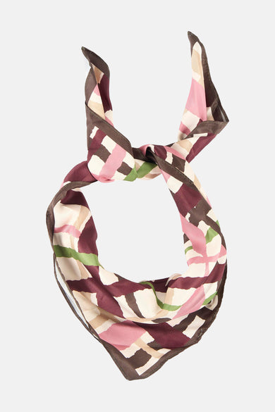 Multikleurige zomersjaal van MANGO, met geometrisch patroon in roze, bruin, beige en groen, geknoopt.
