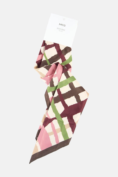 Multikleurige zomersjaal van MANGO met een opvallend blokpatroon in groen, roze, bruin en beige.