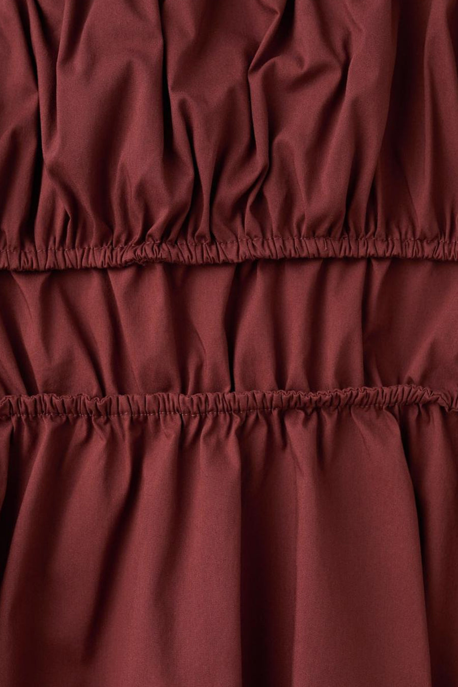 Bruine top van MANGO met spaghettibandjes, geplooide details en elastische banden voor een comfortabele pasvorm.
