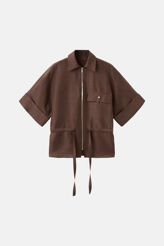 Bruine blouse met korte mouwen van MANGO met ritssluiting, borstzak en trekkoord in de taille.