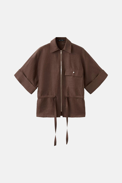 Bruine blouse met korte mouwen van MANGO met ritssluiting, borstzak en trekkoord in de taille.