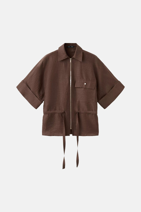 Bruine blouse met korte mouwen van MANGO met ritssluiting, borstzak en trekkoord in de taille.