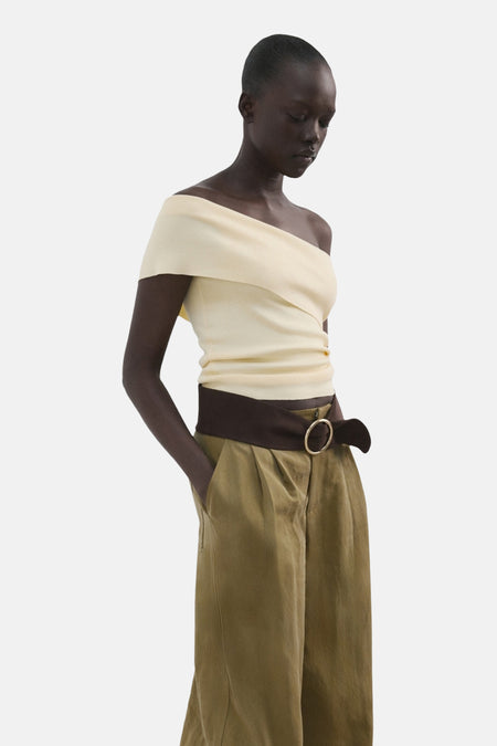 T-shirt jaune de MANGO avec un décolleté drapé et une texture côtelée, sur un mannequin.