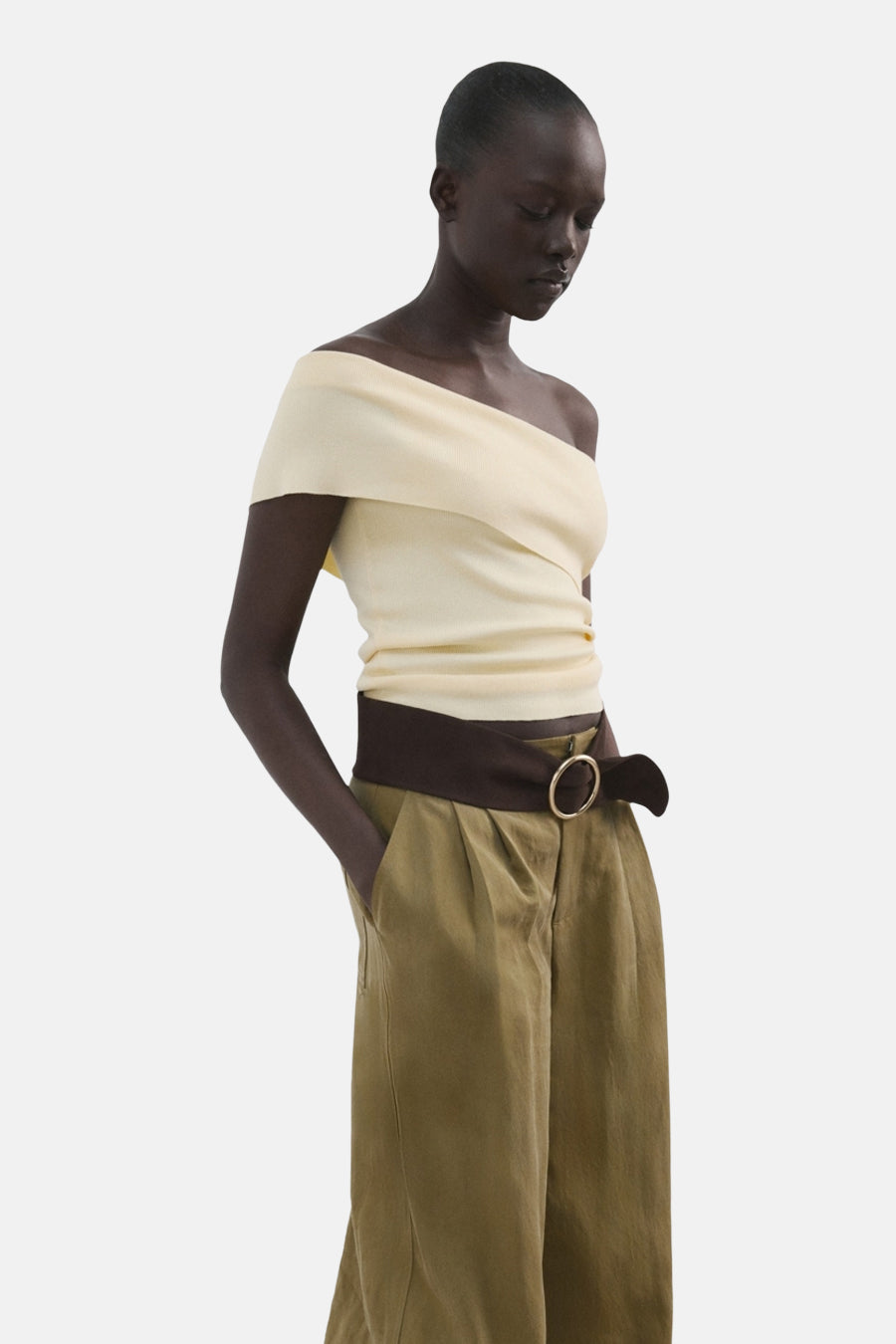 T-shirt jaune de MANGO avec un décolleté drapé et une texture côtelée, sur un mannequin.