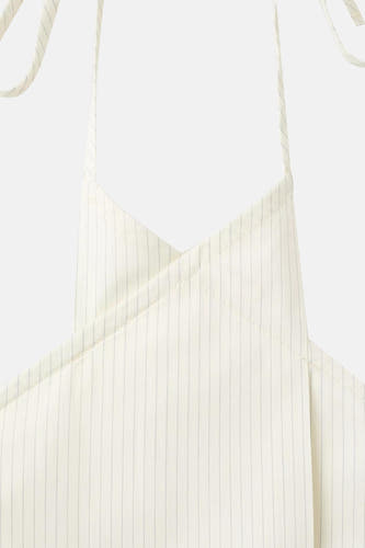 Haut écru de MANGO avec fines rayures verticales, un col cache-cœur et des bretelles spaghetti.