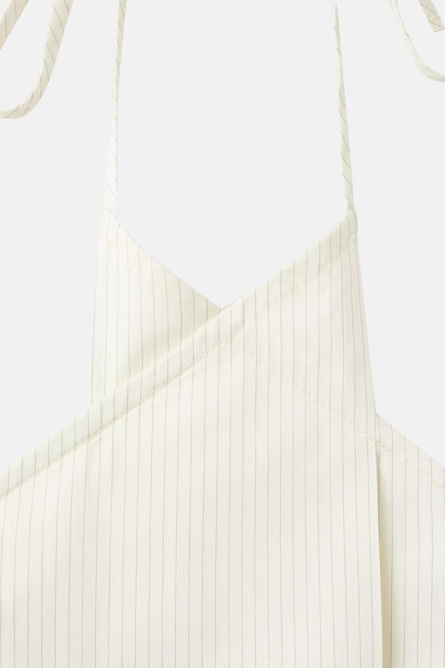 Haut écru de MANGO avec fines rayures verticales, un col cache-cœur et des bretelles spaghetti.