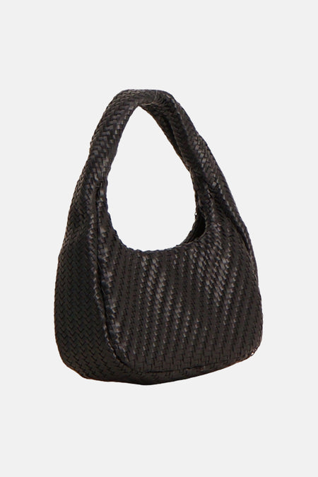 Zwarte schoudertas van MANGO met een geweven textuur en halfronde vorm.
