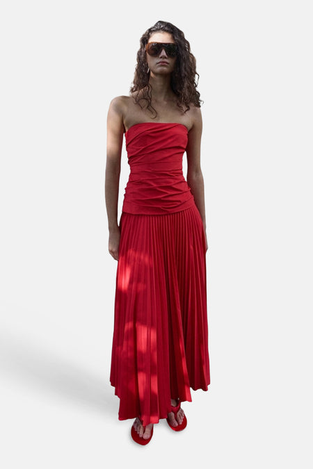 Rood strapless kleedje van MANGO met geplooid lijfje en een lange geplooide rok.