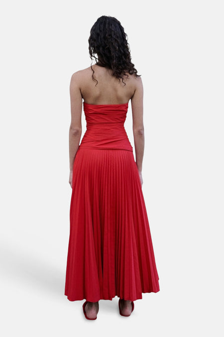 Rood mouwloos kleedje van MANGO met strapless bovenkant en lange geplooide rok, achterkant.