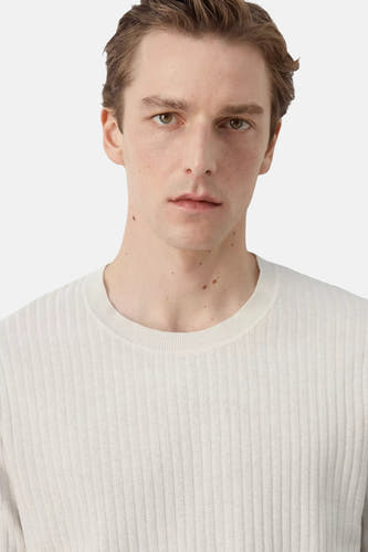 T-shirt écru à manches courtes de MANGO, avec texture côtelée et col rond, porté par un homme.