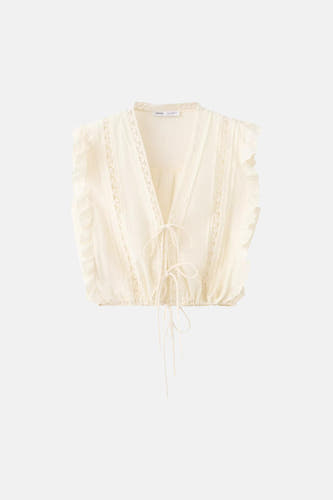 Beige mouwloze blouse van MANGO met kantdetails en ruches aan de zijkanten, voorzien van strikvoering aan de voorkant, front view.