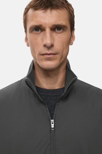Grijze bodywarmer van MANGO met een ritssluiting en een effen textuur.