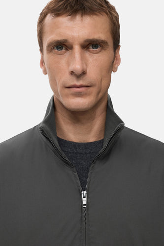 Grijze bodywarmer van MANGO met een ritssluiting en een effen textuur.